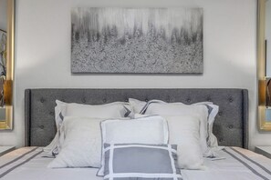 4 sovrum, skrivbord, strykjärn/strykbräda och resesäng