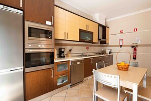 Jääkaappi, mikroaaltouuni, uuni, astianpesukone