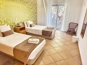 3 chambres, coffre-fort, fer et planche à repasser