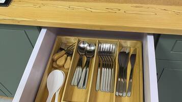 Apartment, 2 Bedrooms | Private kitchen