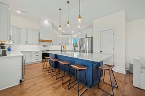 Fridge, microwave, oven, stovetop - Wags & Waves: Sept. 18th Wk Reduced, Fri-Fri, Dog-friendly, Walk to Beach (Corolla)