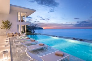 Piscine extérieure, parasols, chaises longues