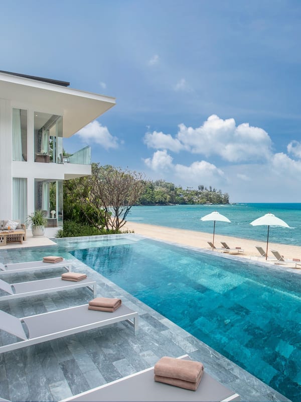 Piscine extérieure, parasols de plage, chaises longues