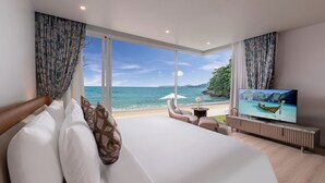 A hotel room with a large bed, a TV, and a view of the sea. - Villa AMANN (Kamala)