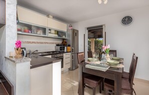 Refrigerador, microondas, horno y parrilla de estufa 