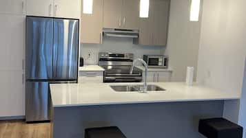 冰箱、微波炉、烤箱、炉灶