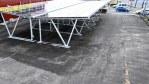Un toit équipé d’une installation de panneaux solaires et d’une structure métallique.