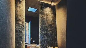 Biệt thự Deluxe, quang cảnh vườn nho | Phòng tắm | Buồng tắm vòi sen, vòi sen phun mưa, chậu vệ sinh/vòi rửa, khăn tắm