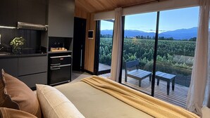Cabin Deluxe, quang cảnh vườn nho | Bộ đồ giường cao cấp, chăn bông, minibar, màn/rèm cản sáng
