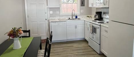 Jääkaappi, mikroaaltouuni, liesi, kahvimylly