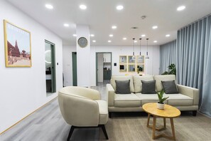 Apartamento, 2 quartos, sacada | Sala de estar | Livros