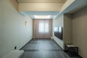 Deluxe-huone | Työpöytä, kannettavalle tietokoneelle sopiva työtila, ilmainen Wi-Fi