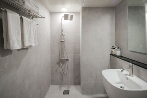 Deluxe Double or Twin Room | Bathroom | Hair dryer, towels, soap, shampoo - JC HOTEL (Jecheon)