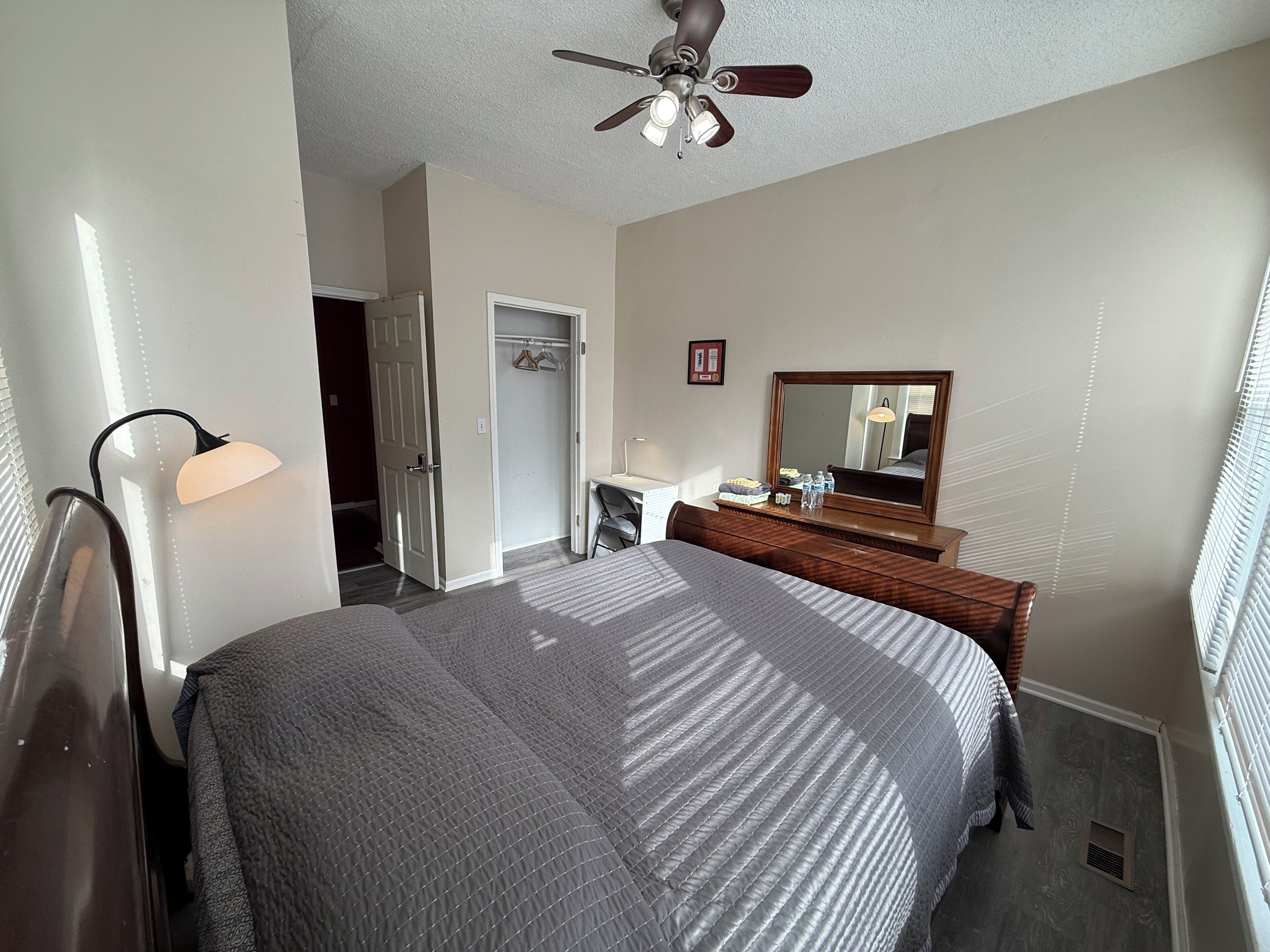 3 habitaciones, escritorio, tabla de planchar con plancha y wifi gratis 