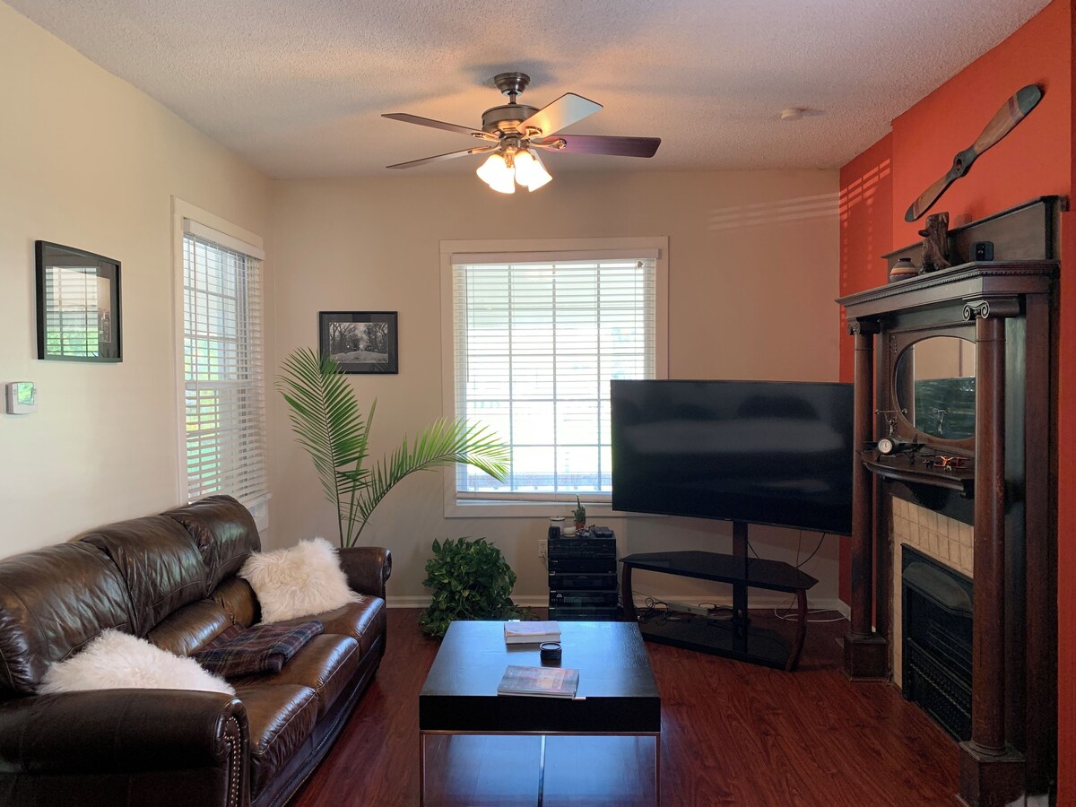 Charming 3-bedroom 2 bath house in Kansas City’s best location by plaza/downtown