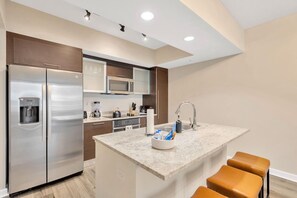 Fridge, microwave, oven, stovetop - Upscale Apartment In downtown Tampa (Tampa)