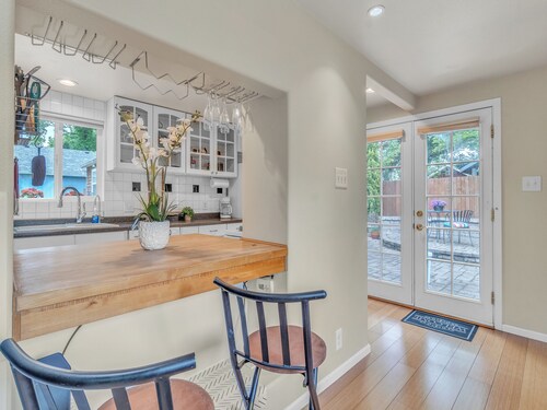 Cozy Rose Cottage in Salem