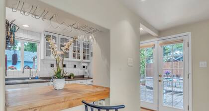 Cozy Rose Cottage in Salem