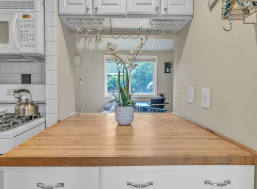 Cozy Rose Cottage in Salem