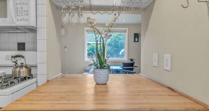 Cozy Rose Cottage in Salem