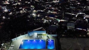 Oversigtsbillede af et boligområde med en swimmingpool og en basketballbane.