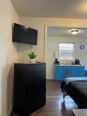 1 bedroom, WiFi, bed sheets - Cozy Tiny Home In Campground with AC and WiFi in Texarkana TX (Texarkana)
