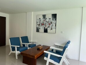 42-inch Smart TV with digital channels - Artha Villa Pererenan By Fays Hospitality (Canggu)