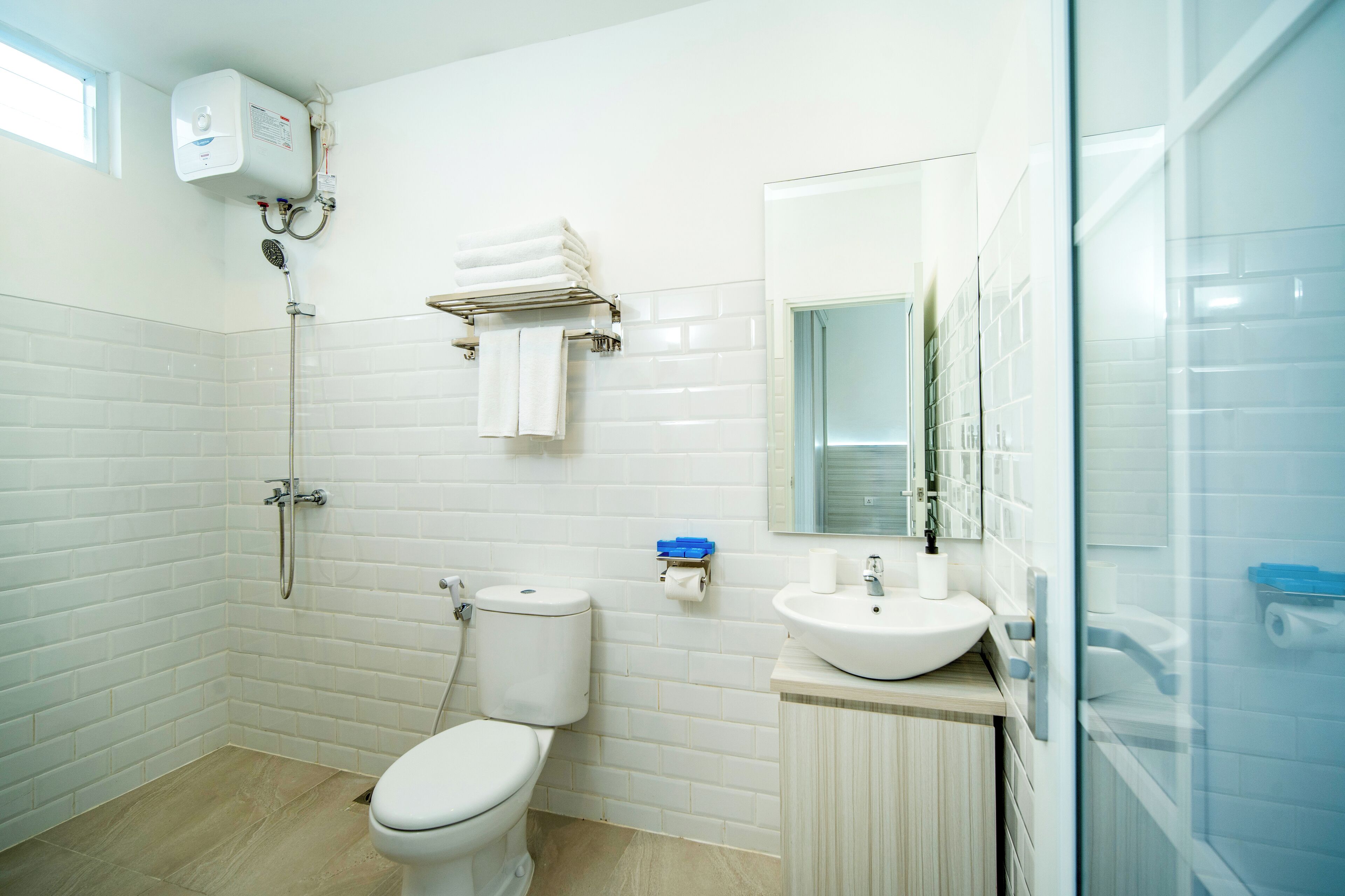 Un baño moderno con inodoro, lavabo y ducha.