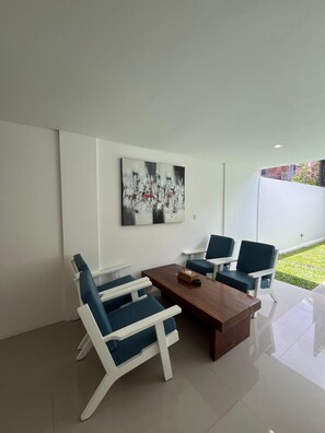 42-inch Smart TV with digital channels - Artha Villa Pererenan By Fays Hospitality (Canggu)