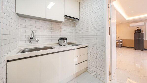 Basic Room, 1 Bedroom (101) | 1 bedroom, free WiFi - Namhae Onview Pension (Namhae)