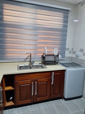 Refrigerador, microondas, tetera eléctrica y licuadora