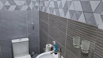 Regadera y papel de baño