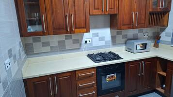 Refrigerador, microondas, tetera eléctrica y licuadora