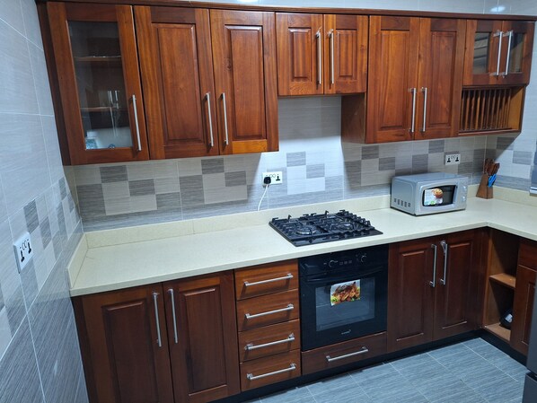 Refrigerador, microondas, tetera eléctrica y licuadora