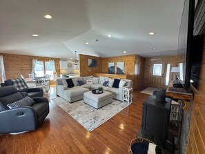 Een smart-tv, een open haard en videogames