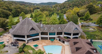 Townhouse at Stonebridge Near Silver Dollar City, Free Tickets, Screened Porch & Golf Course