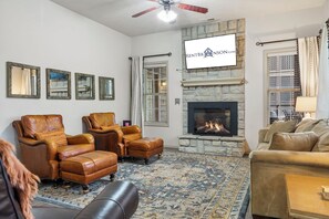 Smart TV y chimenea 
