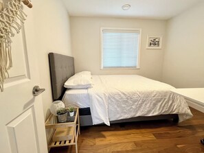 4 bedrooms, iron/ironing board, WiFi, bed sheets