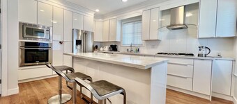 Adorable 4B House-Vancouver West Free Parking