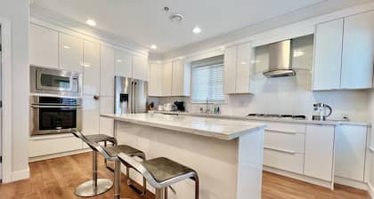 Adorable 4B House-Vancouver West Free Parking