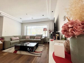 Living area - Adorable 4B House-Vancouver West Free Parking (Vancouver)