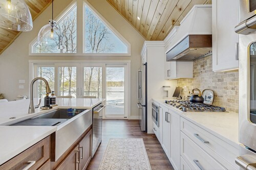 Lakefront properties with private beach, hot tub, dock, kayaks, grill & firepit