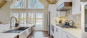 Lakefront properties with private beach, hot tub, dock, kayaks, grill & firepit