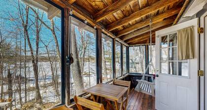 Lakefront properties with private beach, hot tub, dock, kayaks, grill & firepit