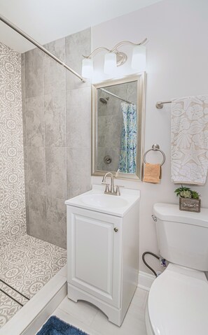 Shower, towels, soap, toilet paper - Peaceful Ranch Home - 4BR/3BA (Mauldin)