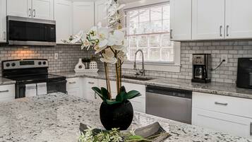 Microonde, forno, piano cottura, lavastoviglie