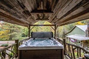 Outdoor spa tub