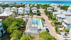 Un quartier résidentiel avec des maisons, une piscine et une vue sur l’océan.
