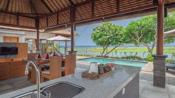 Villa, 2 chambres, piscine privée, vue mer | Cuisine privée | Mini réfrigérateur, lave-vaisselle, cafetière/bouilloire