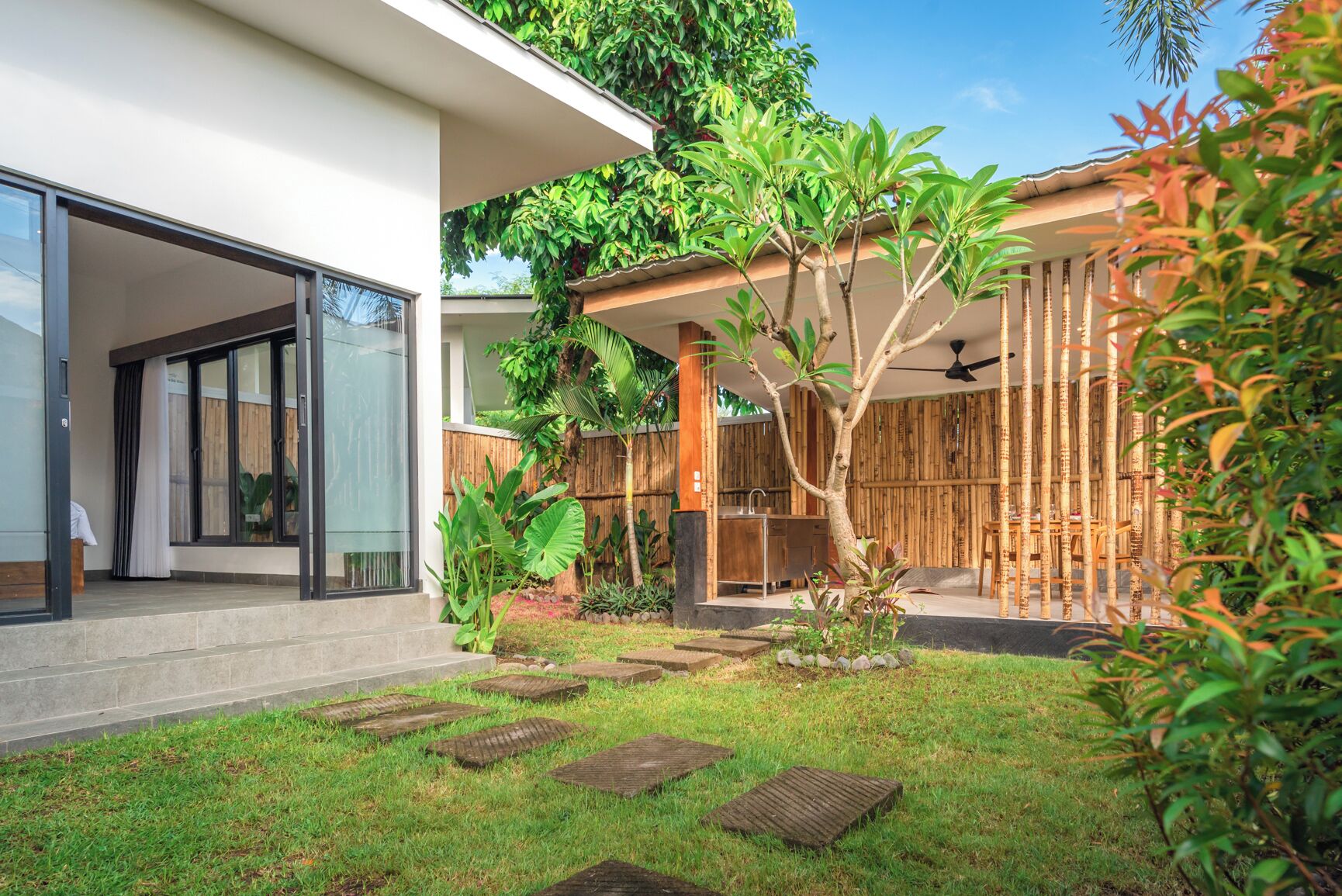 Suite Garden View | Living area | 32-cm TV with cable channels